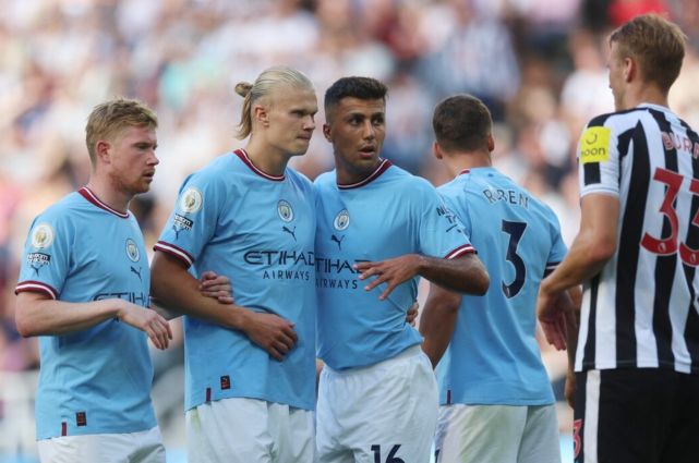 巴里·邦兹在 2004 年赛季获得了惊人的 232 次保送，其中故意四坏高达 120 次